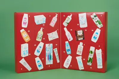 Röd julkalender med 24 luckor