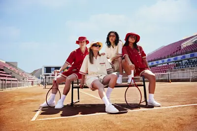 Sportiga män och kvinnor på tennisplan