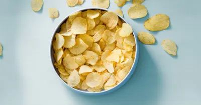 Räfflade potatischips i vit skål